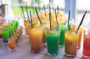 Farklı renkli alkol kokteyller bir parti, martini, votka ve diğer açık hava olay, resim ile güzel bir şekilde dekore edilmiş catering buket masaya güzel satır satır
