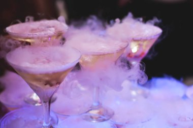 Farklı renkli alkol kokteyller bir parti, martini, votka ve diğer açık hava olay, resim ile güzel bir şekilde dekore edilmiş catering buket masaya güzel satır satır