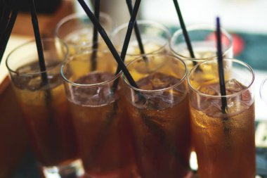 Farklı renkli alkol kokteyller bir parti, martini, votka ve diğer açık hava olay, resim ile güzel bir şekilde dekore edilmiş catering buket masaya güzel satır satır