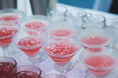 Farklı renkli alkol kokteyller bir parti, martini, votka ve diğer açık hava olay, resim ile güzel bir şekilde dekore edilmiş catering buket masaya güzel satır satır