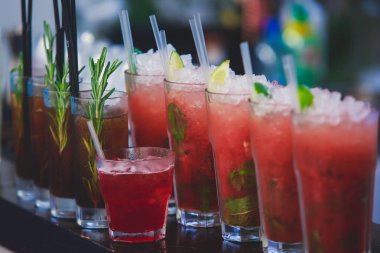 Farklı renkli alkol kokteyller bir parti, martini, votka ve diğer açık hava olay, resim ile güzel bir şekilde dekore edilmiş catering buket masaya güzel satır satır