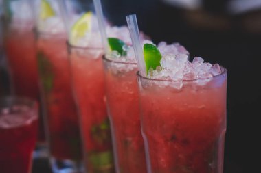 Farklı renkli alkol kokteyller bir parti, martini, votka ve diğer açık hava olay, resim ile güzel bir şekilde dekore edilmiş catering buket masaya güzel satır satır