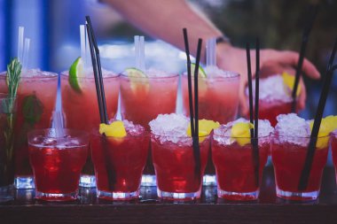 Farklı renkli alkol kokteyller bir parti, martini, votka ve diğer açık hava olay, resim ile güzel bir şekilde dekore edilmiş catering buket masaya güzel satır satır