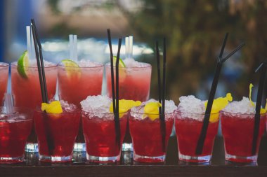 Farklı renkli alkol kokteyller bir parti, martini, votka ve diğer açık hava olay, resim ile güzel bir şekilde dekore edilmiş catering buket masaya güzel satır satır