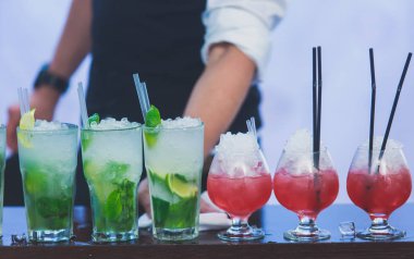Farklı renkli alkol kokteyller bir parti, martini, votka ve diğer açık hava olay, resim ile güzel bir şekilde dekore edilmiş catering buket masaya güzel satır satır