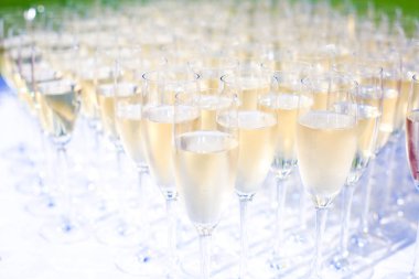 Farklı renkli alkol kokteyller bir parti, martini, votka ve diğer açık hava olay, resim ile güzel bir şekilde dekore edilmiş catering buket masaya güzel satır satır