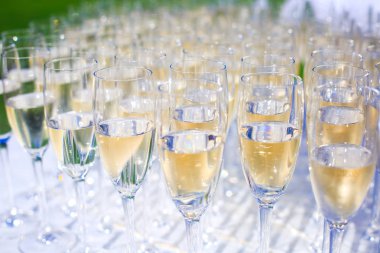 Farklı renkli alkol kokteyller bir parti, martini, votka ve diğer açık hava olay, resim ile güzel bir şekilde dekore edilmiş catering buket masaya güzel satır satır