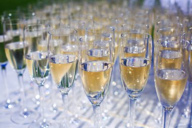 Farklı renkli alkol kokteyller bir parti, martini, votka ve diğer açık hava olay, resim ile güzel bir şekilde dekore edilmiş catering buket masaya güzel satır satır