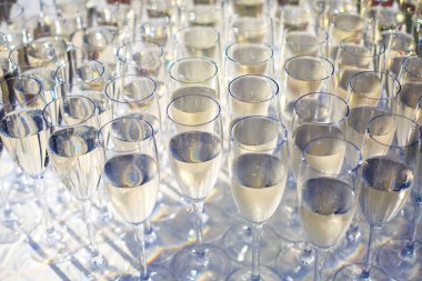 Farklı renkli alkol kokteyller bir parti, martini, votka ve diğer açık hava olay, resim ile güzel bir şekilde dekore edilmiş catering buket masaya güzel satır satır