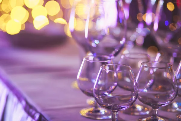 Farklı renkli alkol kokteyller bir parti, martini, votka ve diğer açık hava olay, resim ile güzel bir şekilde dekore edilmiş catering buket masaya güzel satır satır