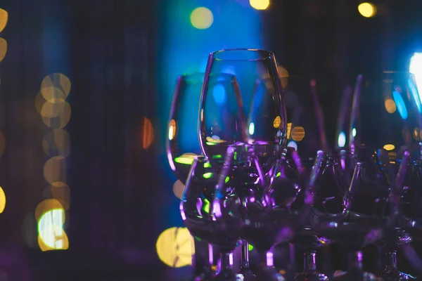Belle ligne de rangée de différents cocktails alcoolisés colorés sur une fête, martini, vodka, et d'autres sur une table de bouquet de restauration décorée sur l'événement en plein air, photo avec beau bokeh — Photo