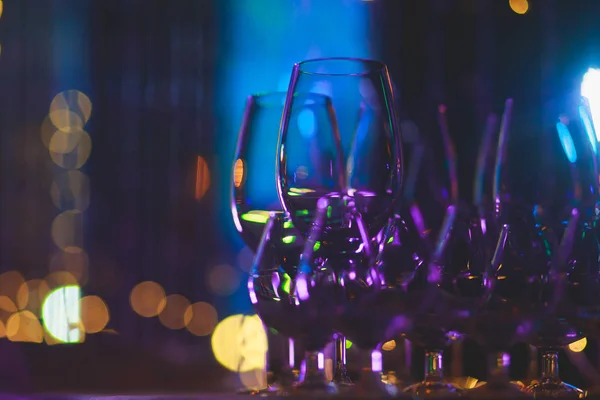 Belle ligne de rangée de différents cocktails alcoolisés colorés sur une fête, martini, vodka, et d'autres sur une table de bouquet de restauration décorée sur l'événement en plein air, photo avec beau bokeh — Photo