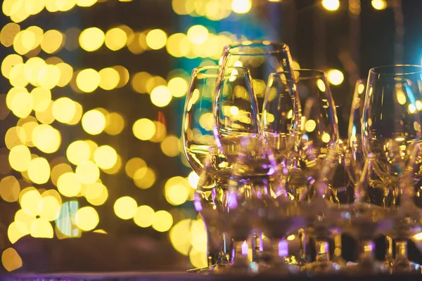 Hermosa línea de fila de cócteles de alcohol de diferentes colores en una fiesta, martini, vodka y otros en la mesa de ramo de catering decorado en el evento al aire libre, imagen con hermoso bokeh —  Fotos de Stock