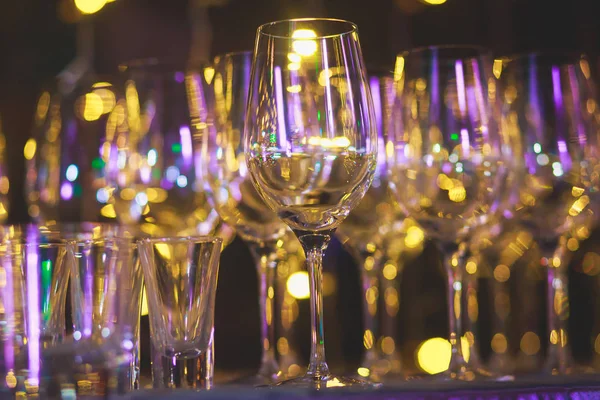 Hermosa línea de fila de cócteles de alcohol de diferentes colores en una fiesta, martini, vodka y otros en la mesa de ramo de catering decorado en el evento al aire libre, imagen con hermoso bokeh —  Fotos de Stock