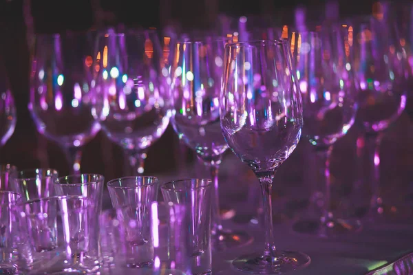 Hermosa línea de fila de cócteles de alcohol de diferentes colores en una fiesta, martini, vodka y otros en la mesa de ramo de catering decorado en el evento al aire libre, imagen con hermoso bokeh —  Fotos de Stock