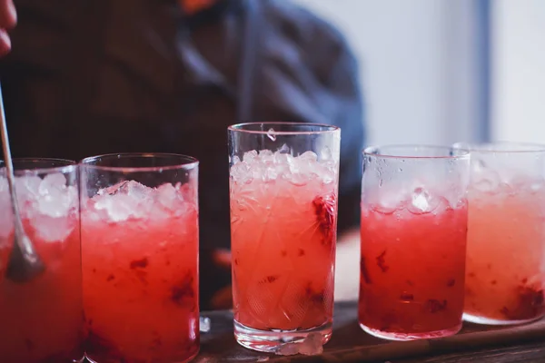 Bella fila di cocktail alcolici colorati diversi su una festa, martini, vodka e altri su tavolo decorato bouquet catering su evento all'aperto, immagine con bel bokeh — Foto Stock