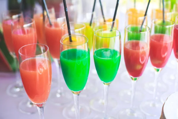 Farklı renkli alkol kokteyller bir parti, martini, votka ve diğer açık hava olay, resim ile güzel bir şekilde dekore edilmiş catering buket masaya güzel satır satır — Stok fotoğraf