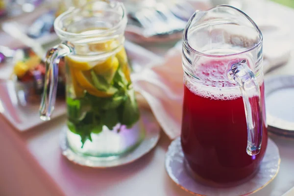 Bella fila di cocktail alcolici colorati diversi su una festa, martini, vodka e altri su tavolo decorato bouquet catering su evento all'aperto, immagine con bel bokeh — Foto Stock