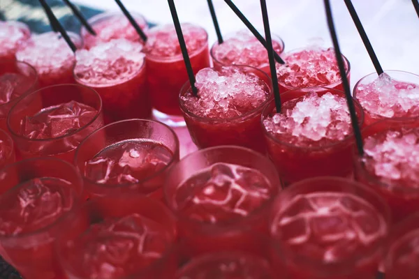 Kaunis rivi eri värillinen alkoholin cocktaileja puolue, martini, vodka, ja muut koristeltu catering kimppu pöytä ulkona tapahtuma, kuva kaunis bokeh — kuvapankkivalokuva