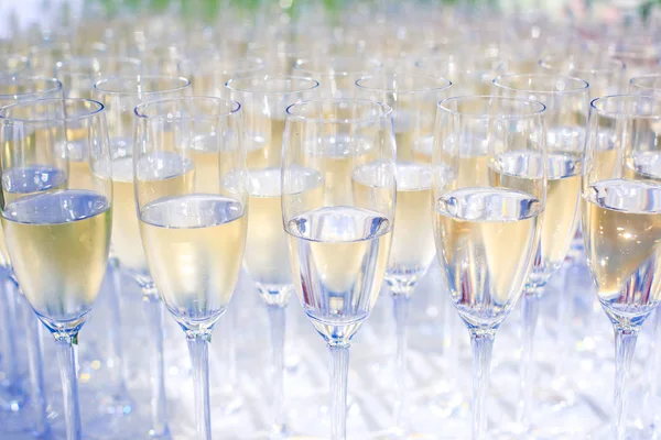 Beautiful row line of different colored alcohol cocktails on a party, martini, vodka,and others on decorated catering bouquet table on open air event, picture with beautiful bokeh — Stock Photo, Image