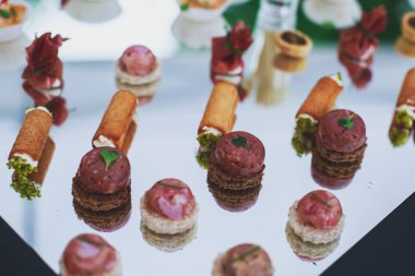 Güzel dekore edilmiş yemek sofrası farklı yemek ve aperatiflerle kurumsal noel partisi ya da düğün kutlaması için.