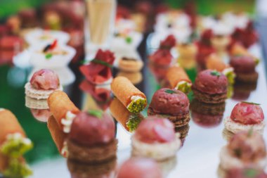 Güzel dekore edilmiş yemek sofrası farklı yemek ve aperatiflerle kurumsal noel partisi ya da düğün kutlaması için.