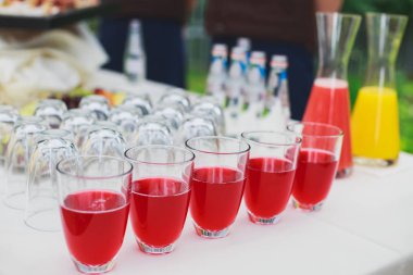 Güzel dekore edilmiş yemek sofrası farklı yemek ve aperatiflerle kurumsal noel partisi ya da düğün kutlaması için.