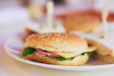 Güzel dekore edilmiş yemek sofrası farklı yemek ve aperatiflerle kurumsal noel partisi ya da düğün kutlaması için.