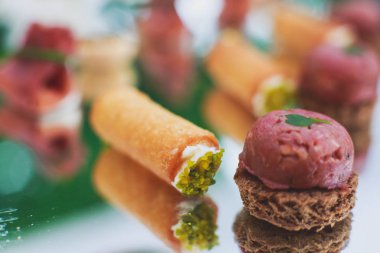 Güzel dekore edilmiş yemek sofrası farklı yemek ve aperatiflerle kurumsal noel partisi ya da düğün kutlaması için.