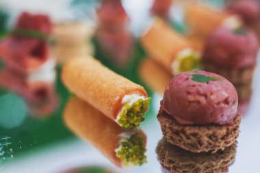 Güzel dekore edilmiş yemek sofrası farklı yemek ve aperatiflerle kurumsal noel partisi ya da düğün kutlaması için.