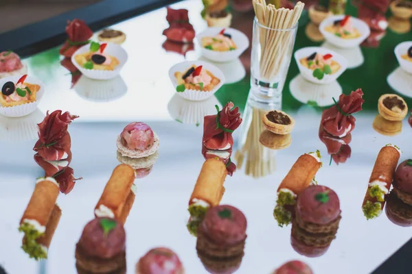 Mesa de banquete de catering bellamente decorada con diferentes aperitivos y aperitivos en el evento de fiesta de cumpleaños de Navidad corporativa o celebración de la boda — Foto de Stock