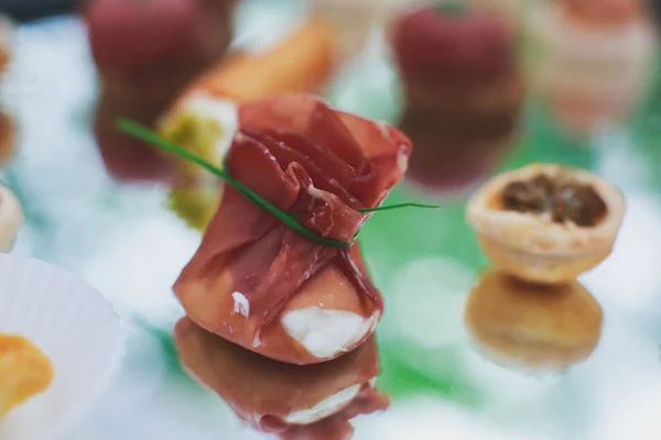 Splendidamente decorato tavolo da banchetto catering con diversi snack alimentari e antipasti sulla festa di compleanno aziendale o festa di nozze — Foto Stock