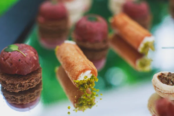 Mesa de banquete de catering bellamente decorada con diferentes aperitivos y aperitivos en el evento de fiesta de cumpleaños de Navidad corporativa o celebración de la boda —  Fotos de Stock