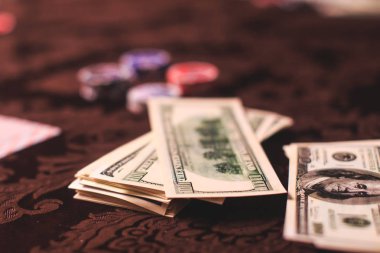 Krupiye ve zengin zengin insanlar içinde belgili tanımlık geçmiş kumar bir grup el ile çok renkli casino rulet hareket, tabloyla bir yakın çekim canlı görüntü