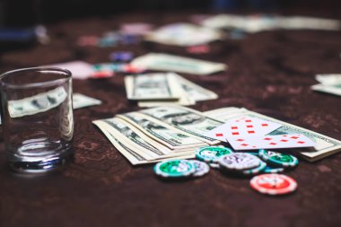 Krupiye ve zengin zengin insanlar içinde belgili tanımlık geçmiş kumar bir grup el ile çok renkli casino rulet hareket, tabloyla bir yakın çekim canlı görüntü