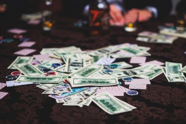 Krupiye ve zengin zengin insanlar içinde belgili tanımlık geçmiş kumar bir grup el ile çok renkli casino rulet hareket, tabloyla bir yakın çekim canlı görüntü