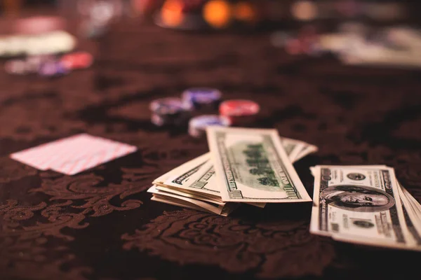 Uma imagem vibrante de close-up de mesa de casino multicolorido com roleta em movimento, com a mão de croupier, e um grupo de pessoas ricas em jogo ricos no fundo — Fotografia de Stock