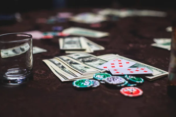 Uma imagem vibrante de close-up de mesa de casino multicolorido com roleta em movimento, com a mão de croupier, e um grupo de pessoas ricas em jogo ricos no fundo — Fotografia de Stock