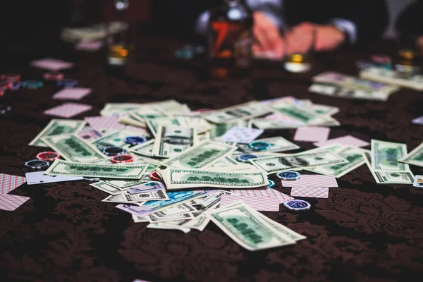 Uma imagem vibrante de close-up de mesa de casino multicolorido com roleta em movimento, com a mão de croupier, e um grupo de pessoas ricas em jogo ricos no fundo — Fotografia de Stock