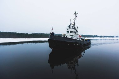 Buzkıran gemisi buzulların arasındaki bölmeyi kırmaya ve terk etmeye çalışıyor.