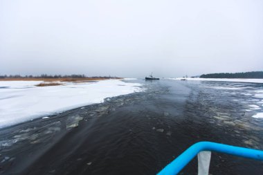 Buzkıran gemisi buzulların arasındaki bölmeyi kırmaya ve terk etmeye çalışıyor.