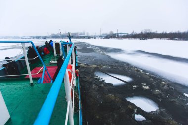 Buzkıran gemisi buzulların arasındaki bölmeyi kırmaya ve terk etmeye çalışıyor.