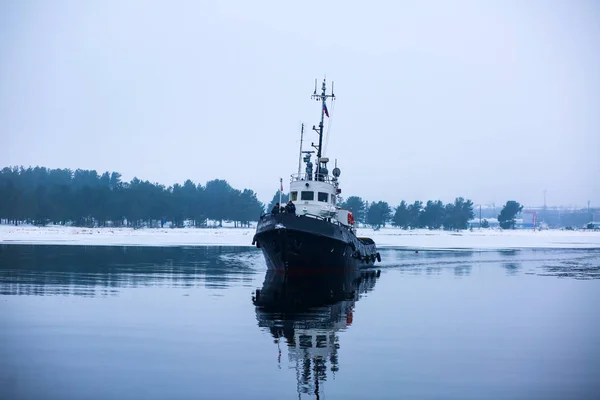 Le navire brise-glace piégé dans la glace tente de se briser et de quitter la baie entre les glaciers — Photo