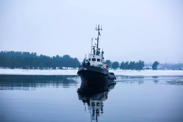 stock image The Icebreaker ship trapped in ice tries to break and leave the bay between the glaciers