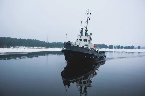 Ledoborec loď uvězněná v ledu se snaží prolomit a opustit záliv mezi ledovci — Stock fotografie