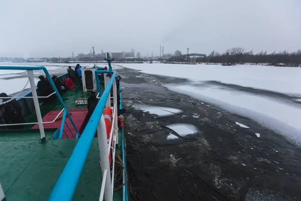 Buzkıran gemisi buzulların arasındaki bölmeyi kırmaya ve terk etmeye çalışıyor.
