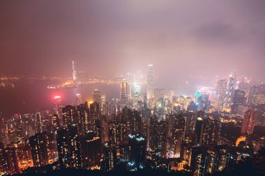Güzel süper geniş açı yaz havadan görünümü görünümü Hong Kong Adası manzarası, gökdelenler, mavi gökyüzü ve Kowloon Adası gözlem güverte görülen sahne şehrin ötesinde ile Victoria koy Limanı