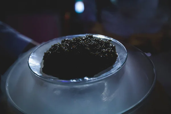 Meja perjamuan dihias dengan mewah dengan kaviar hitam dan merah dan makanan yang berbeda pada acara ulang tahun perusahaan di hari Natal — Stok Foto