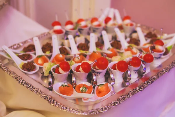 Mesa de banquete de catering bellamente decorada con diferentes aperitivos y aperitivos en el evento de fiesta de cumpleaños de Navidad corporativa — Foto de Stock