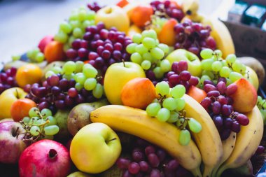 Yemek Ziyafet tablo farklı yemek aperatifler ve mezeler kurumsal Noel doğum günü partisi ile bile dekore edilmiş